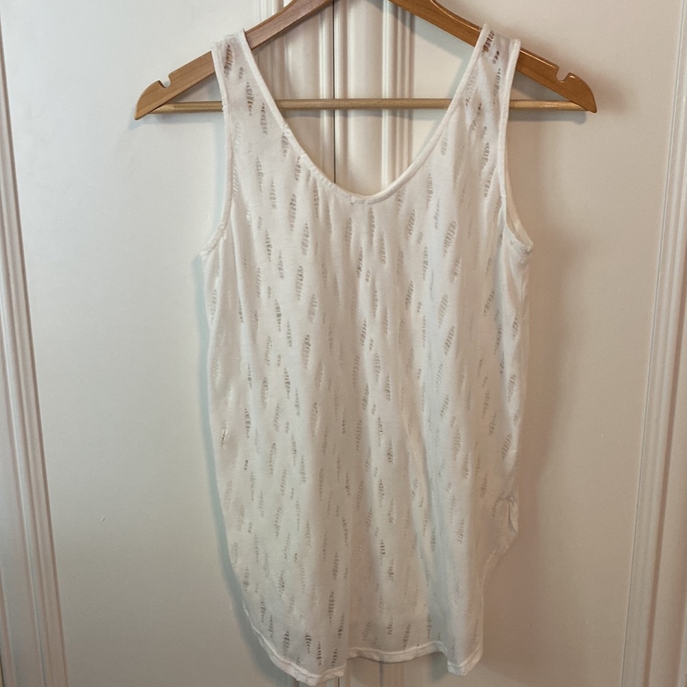 ๐บ3/$15 Soprano white tank top - Picture 4 of 6